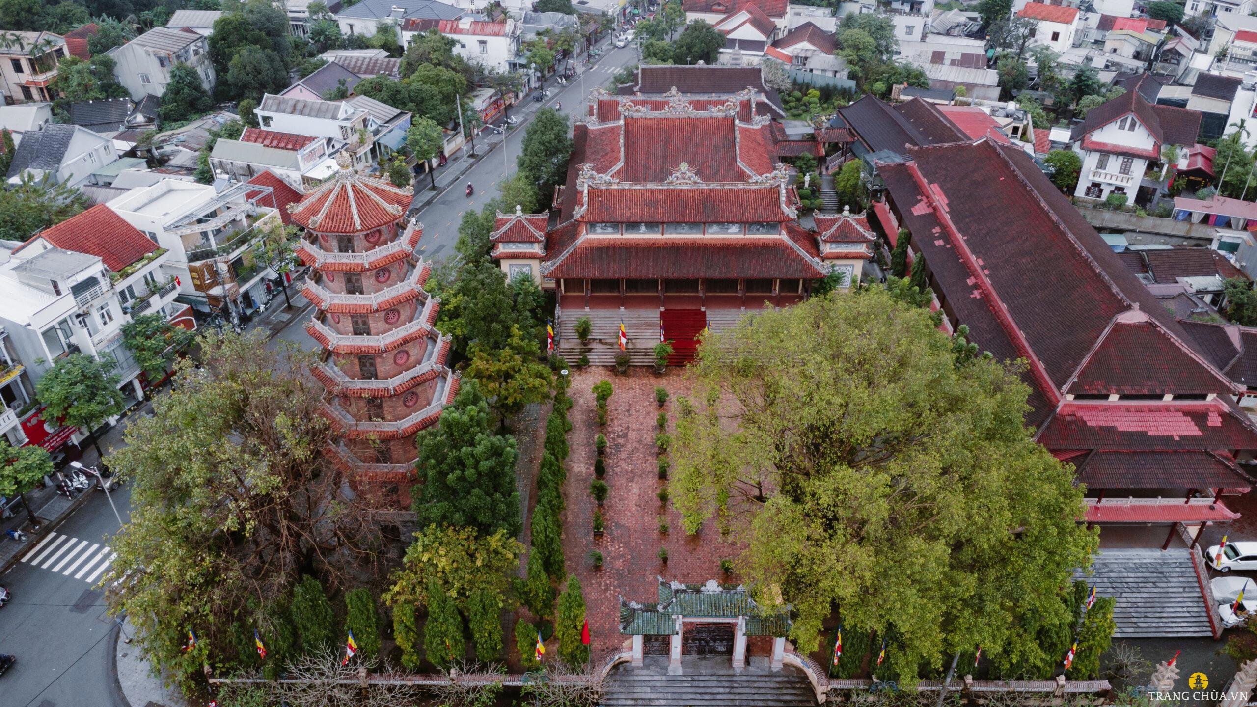 Khoảng năm 1690: Thiền sư Minh Hoằng - Tử Dung đến từ Trung Quốc dừng chân tại núi Long Sơn và dựng một am tranh tre lá.